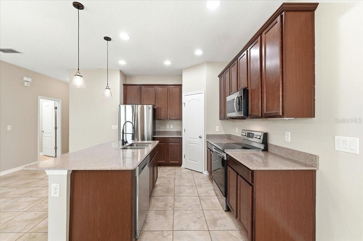 215 LAKESHORE DR, DAVENPORT, FL, 33837