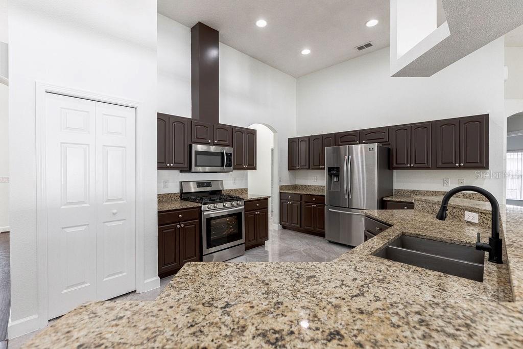 1032 LEGENDS PASS DR, VALRICO, FL, 33594