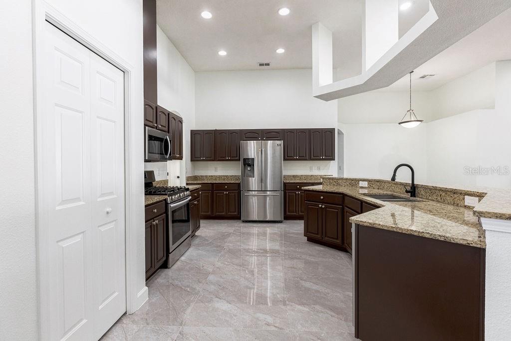 1032 LEGENDS PASS DR, VALRICO, FL, 33594