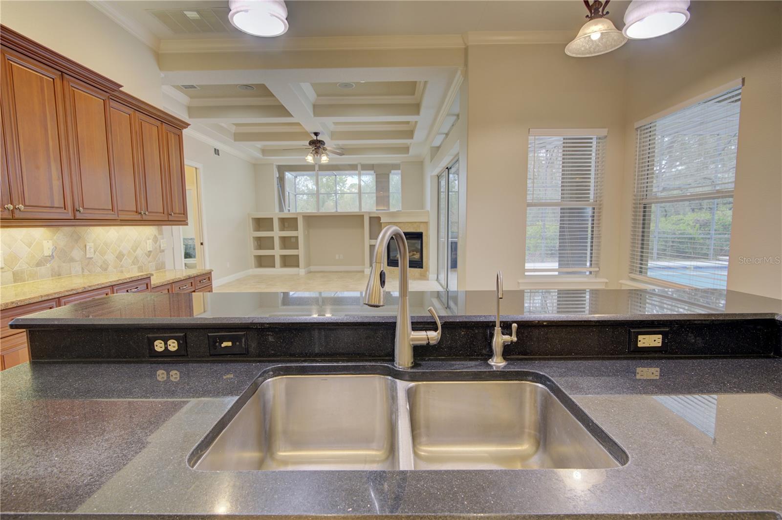 916 MILLS ESTATE PL, CHULUOTA, FL, 32766