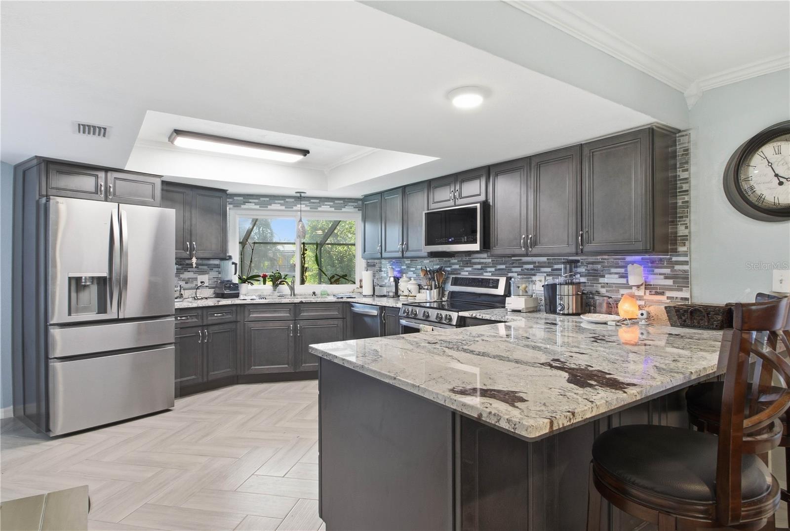 Who wouldn't want to cook in this kitchen!!!