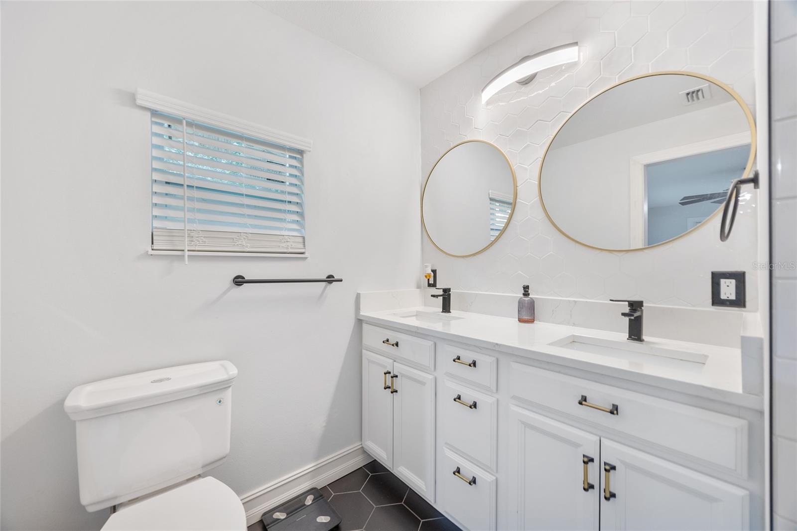 914 E NORTH BAY ST, TAMPA, FL, 33603