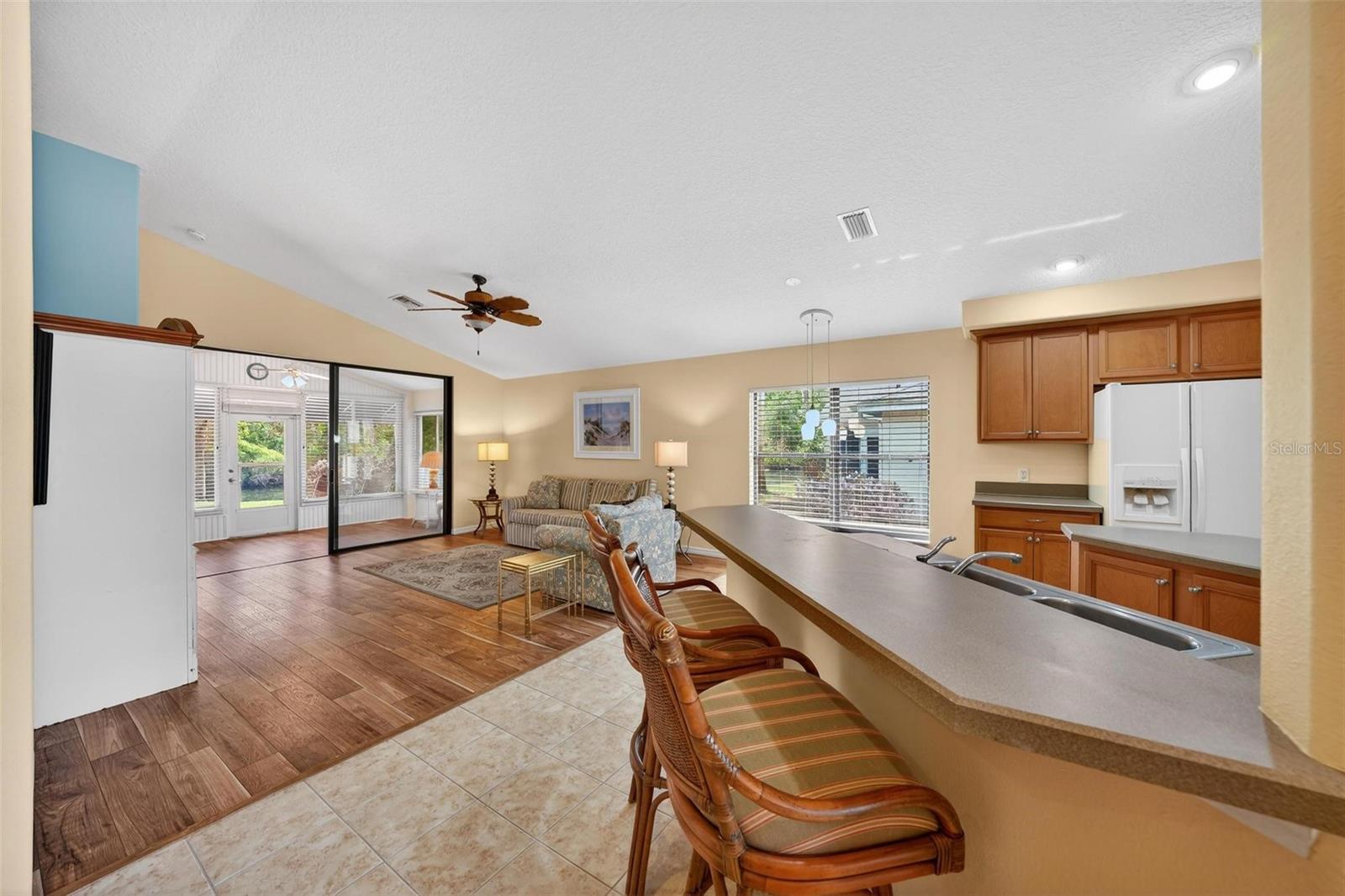 1010 VINDALE RD, TAVARES, FL, 32778