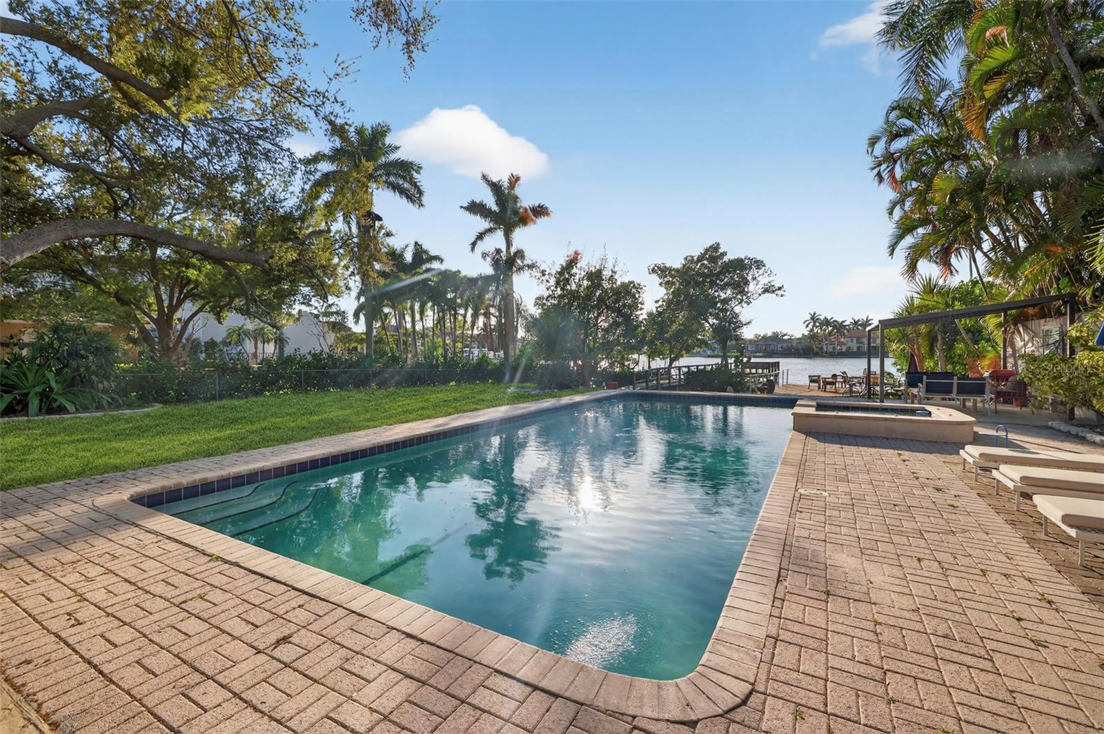 490 COFFEE POT RIVIERA NE, ST PETERSBURG, FL, 33704