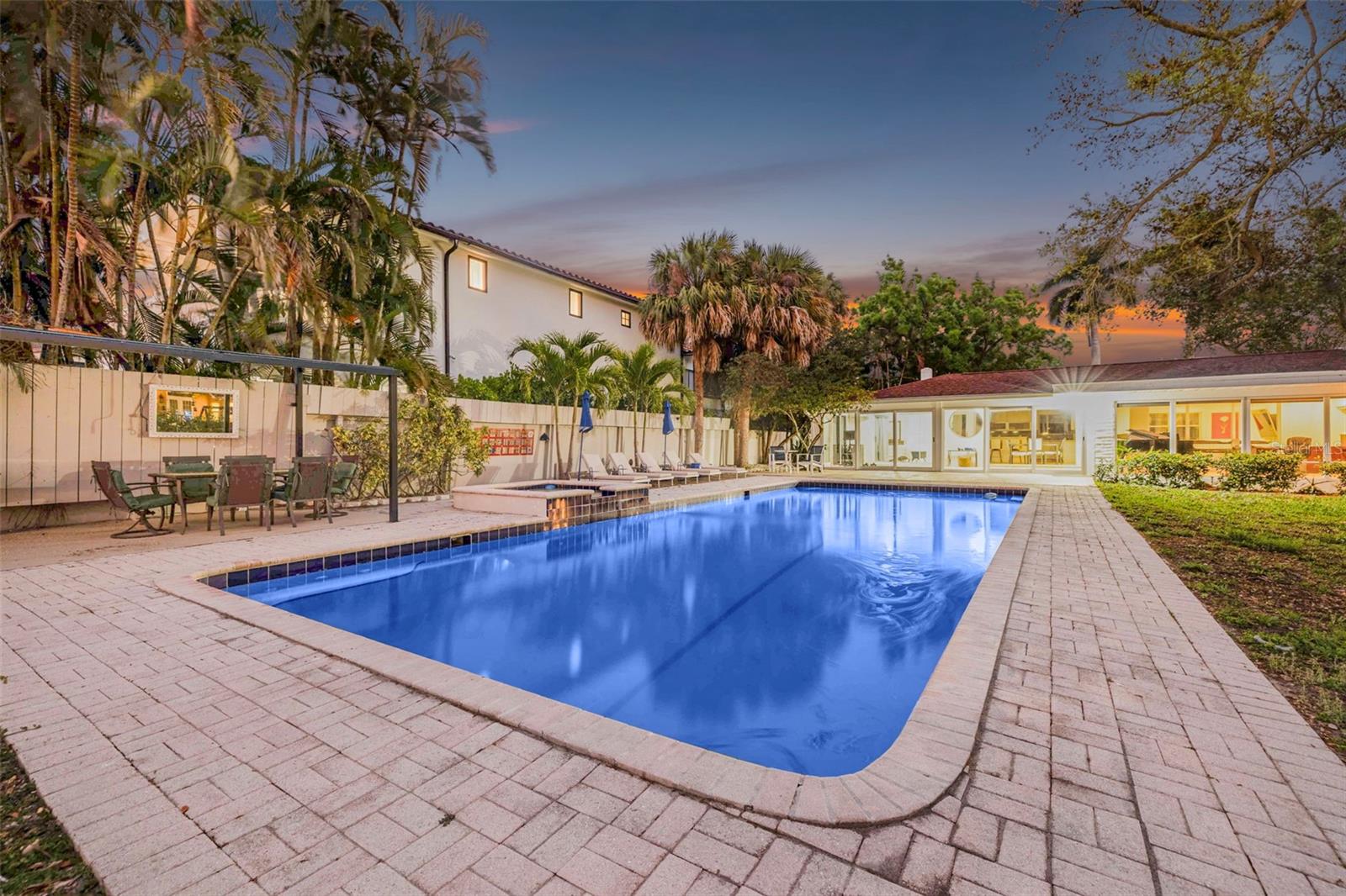 490 COFFEE POT RIVIERA NE, ST PETERSBURG, FL, 33704