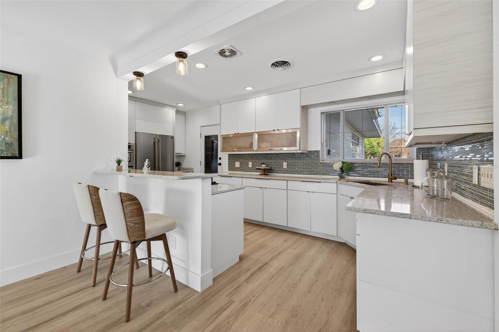 490 COFFEE POT RIVIERA NE, ST PETERSBURG, FL, 33704