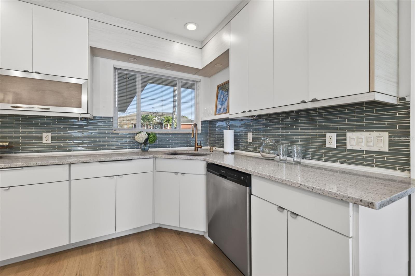 490 COFFEE POT RIVIERA NE, ST PETERSBURG, FL, 33704