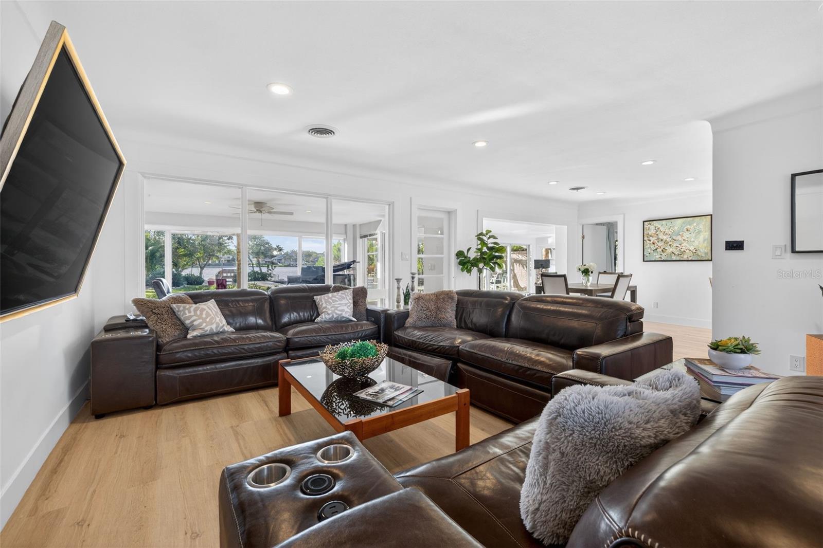 490 COFFEE POT RIVIERA NE, ST PETERSBURG, FL, 33704