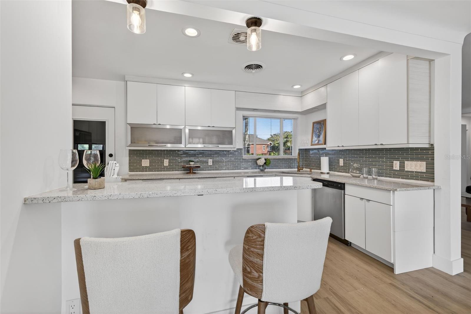 490 COFFEE POT RIVIERA NE, ST PETERSBURG, FL, 33704