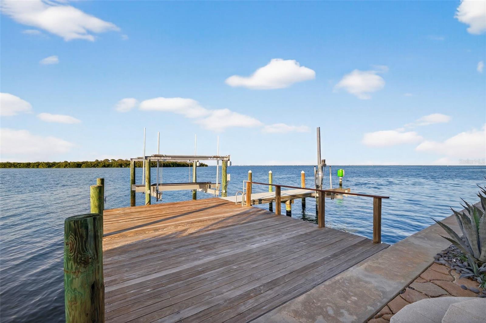 2279 MERMAID PT NE, ST PETERSBURG, FL, 33703