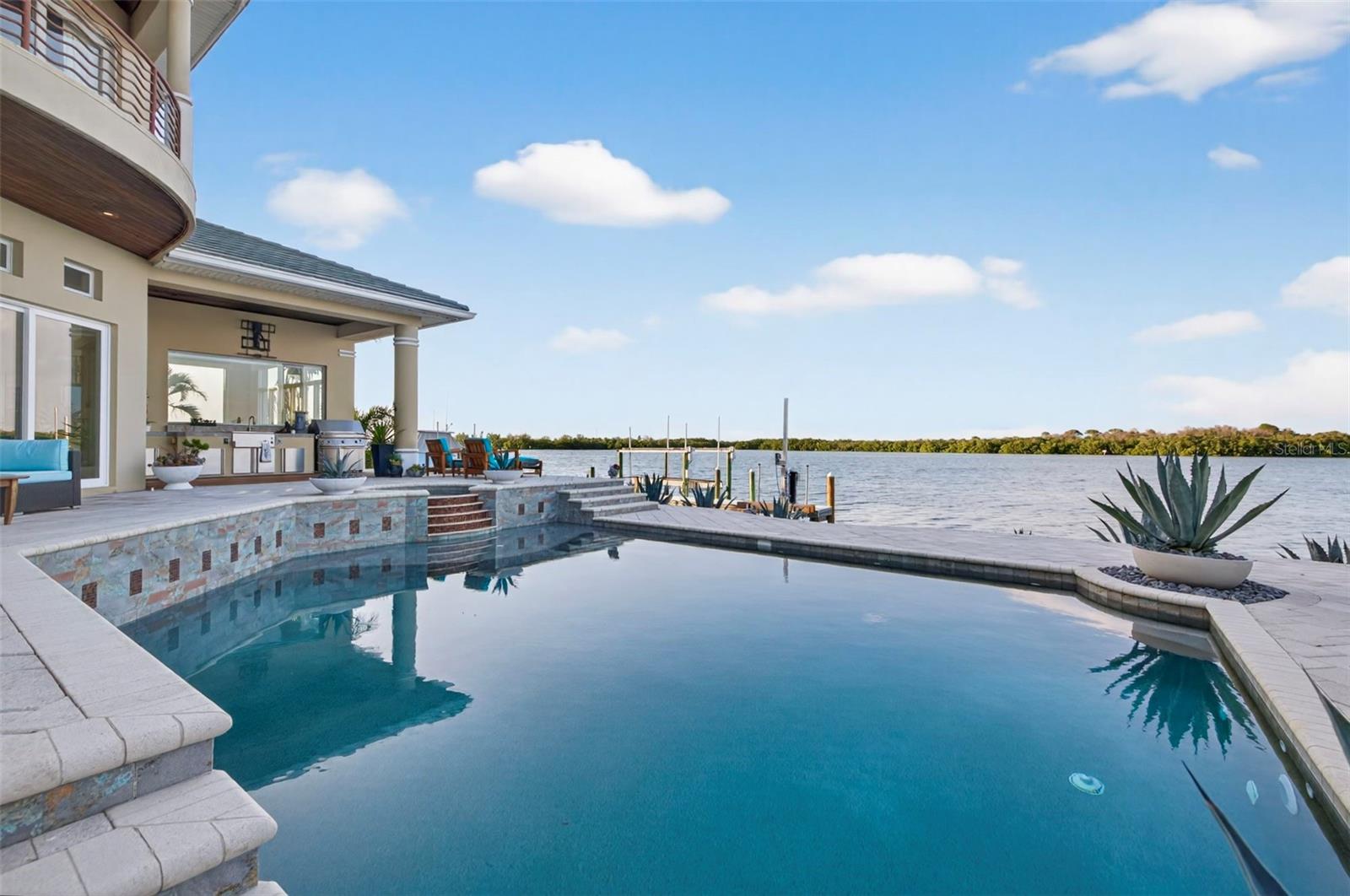 2279 MERMAID PT NE, ST PETERSBURG, FL, 33703