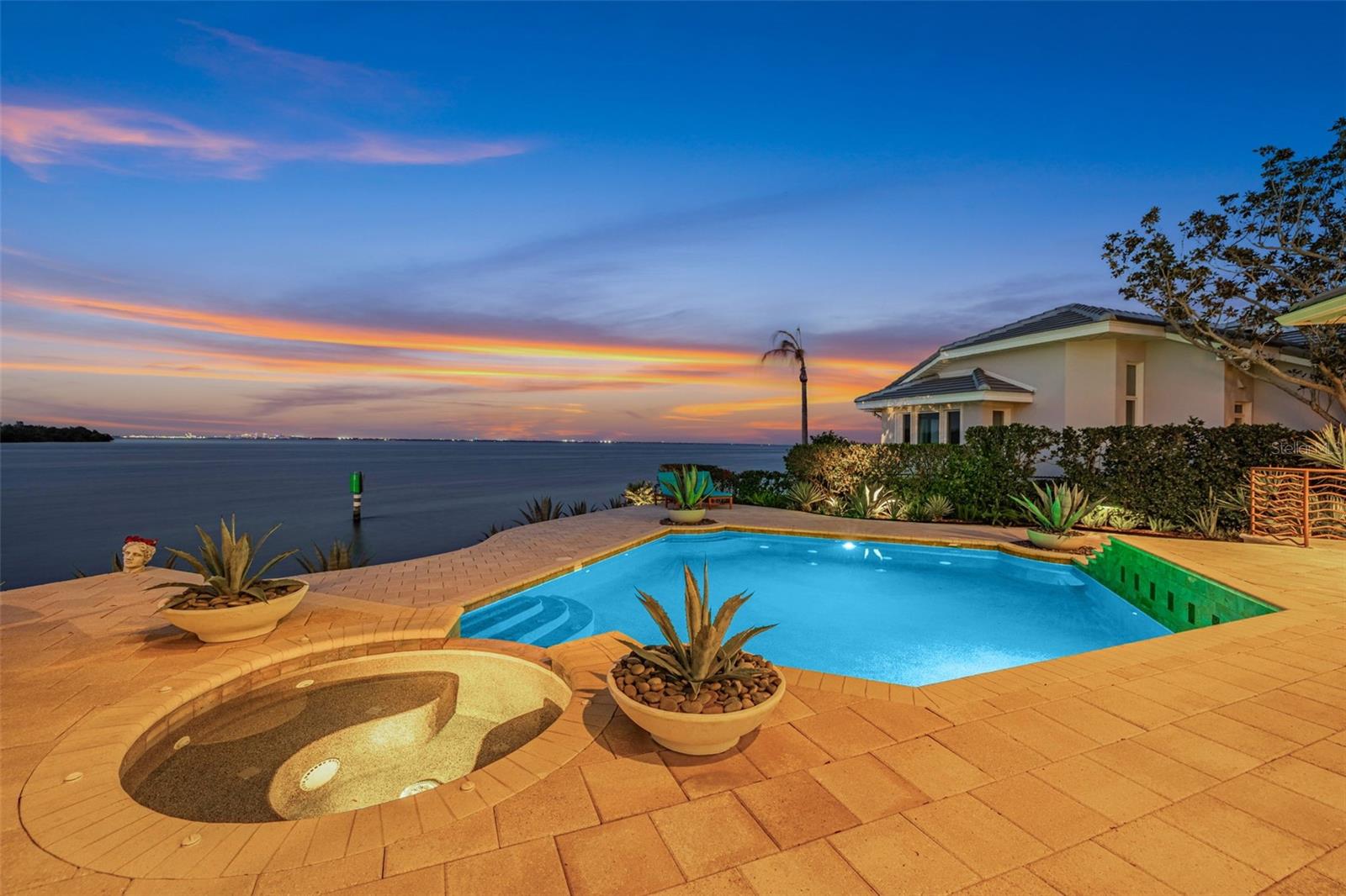 2279 MERMAID PT NE, ST PETERSBURG, FL, 33703