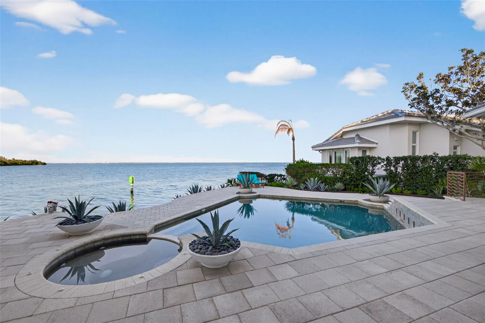 2279 MERMAID PT NE, ST PETERSBURG, FL, 33703
