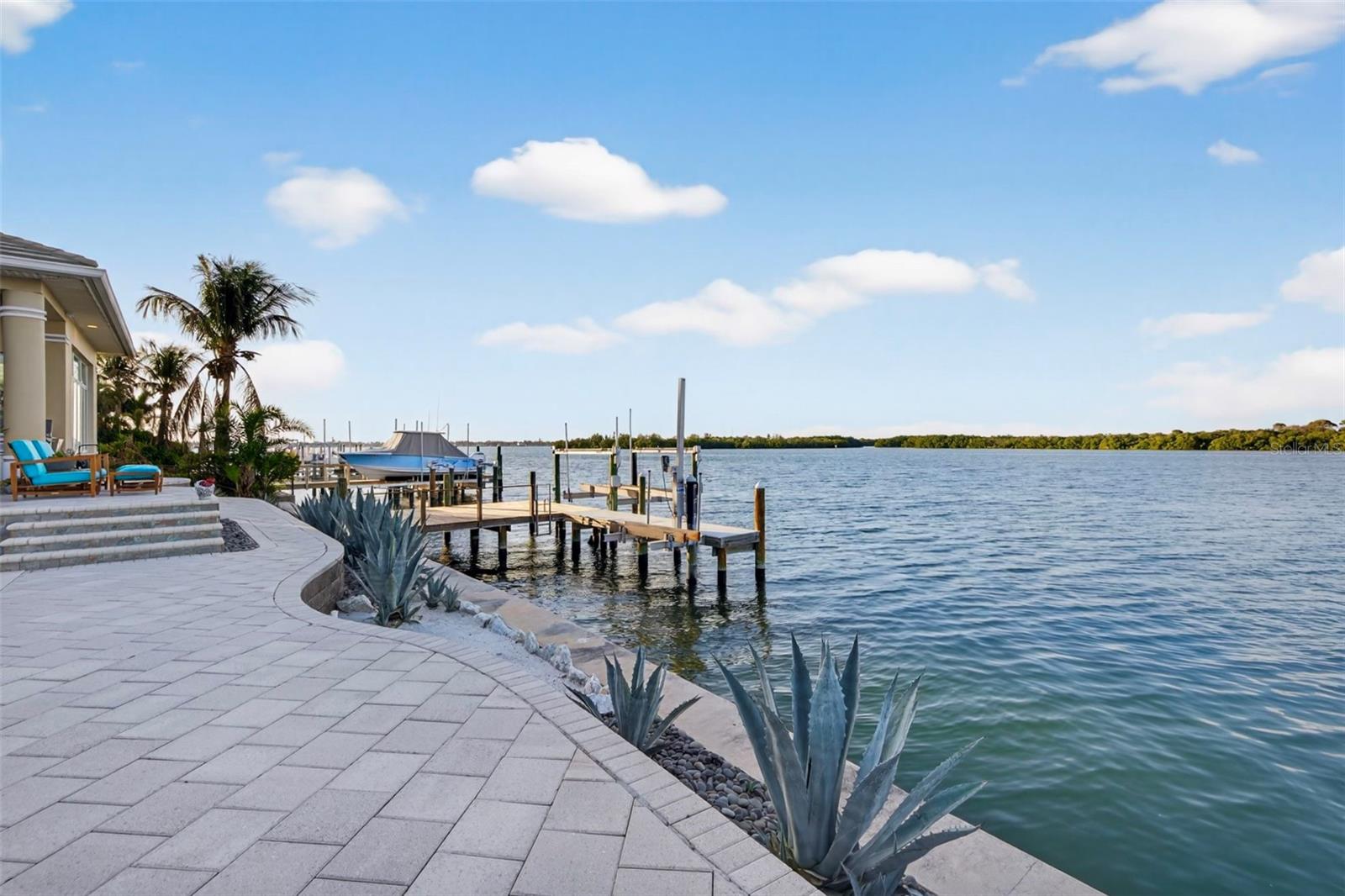 2279 MERMAID PT NE, ST PETERSBURG, FL, 33703