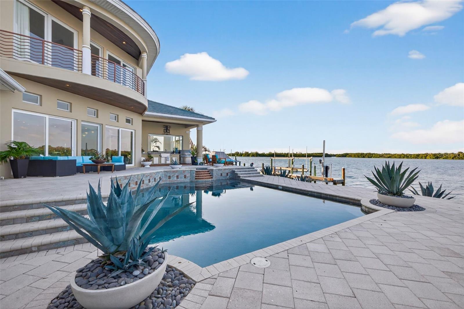 2279 MERMAID PT NE, ST PETERSBURG, FL, 33703