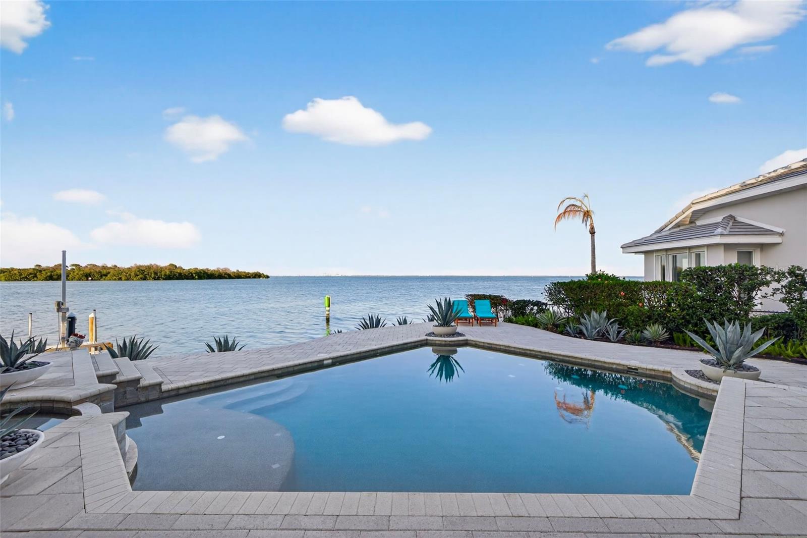 2279 MERMAID PT NE, ST PETERSBURG, FL, 33703