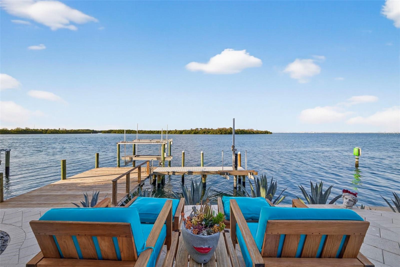2279 MERMAID PT NE, ST PETERSBURG, FL, 33703
