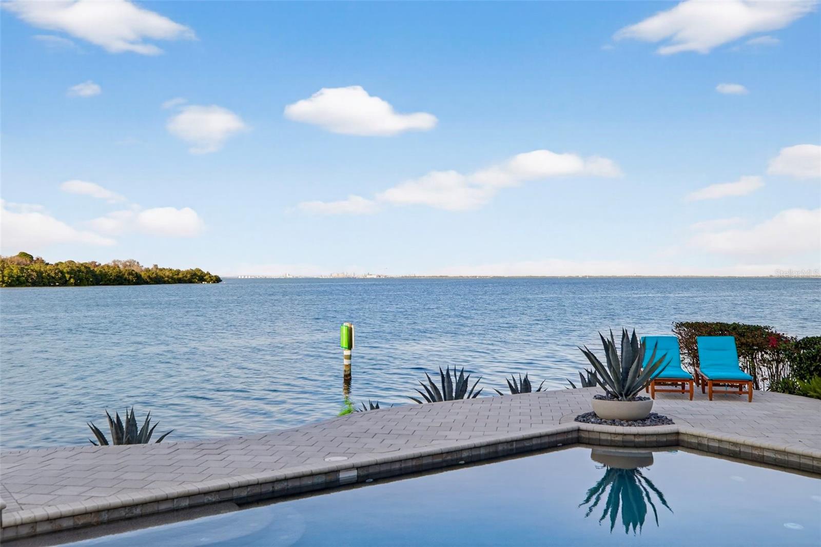 2279 MERMAID PT NE, ST PETERSBURG, FL, 33703