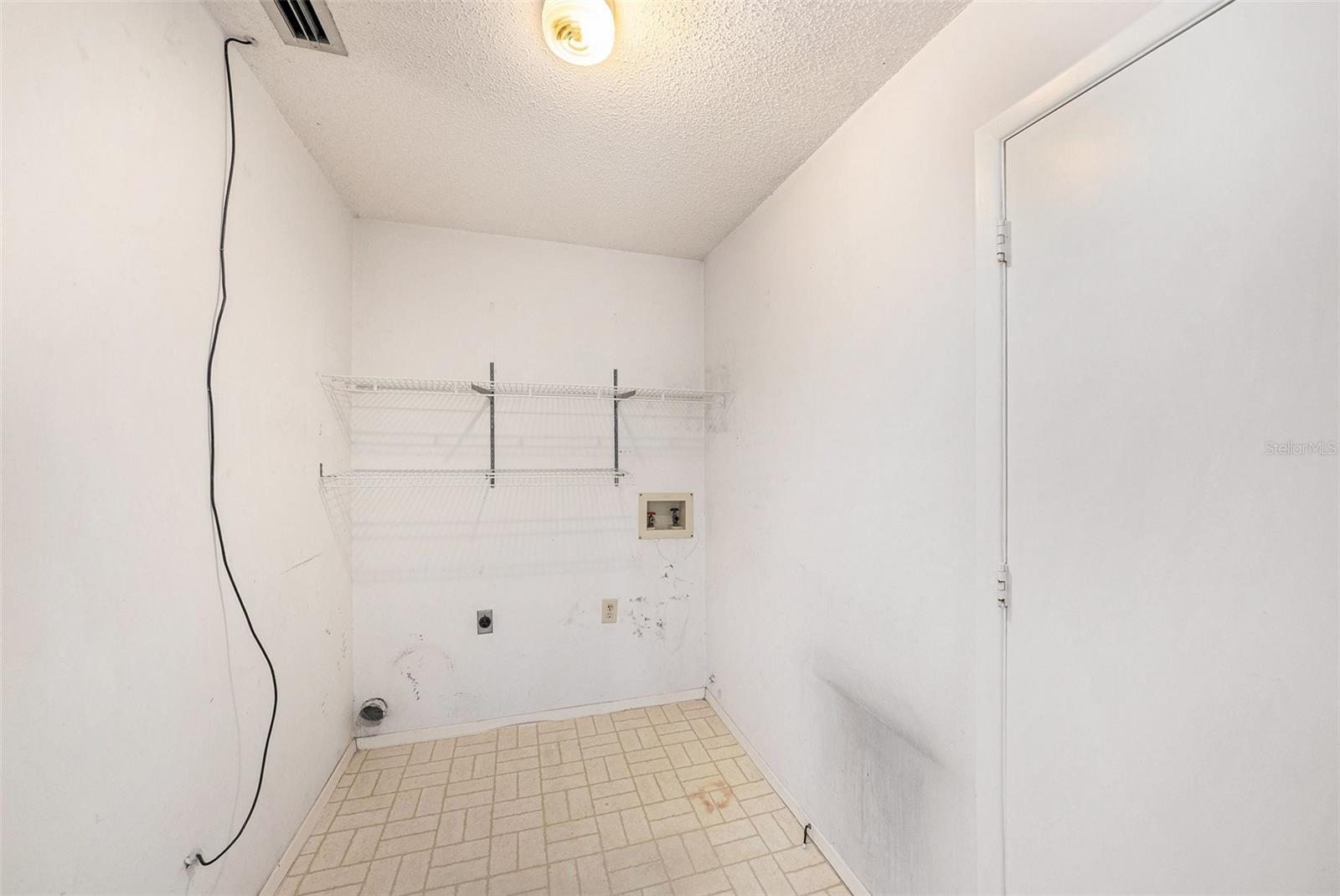 7112 HOLLOWELL DR, TAMPA, FL, 33634