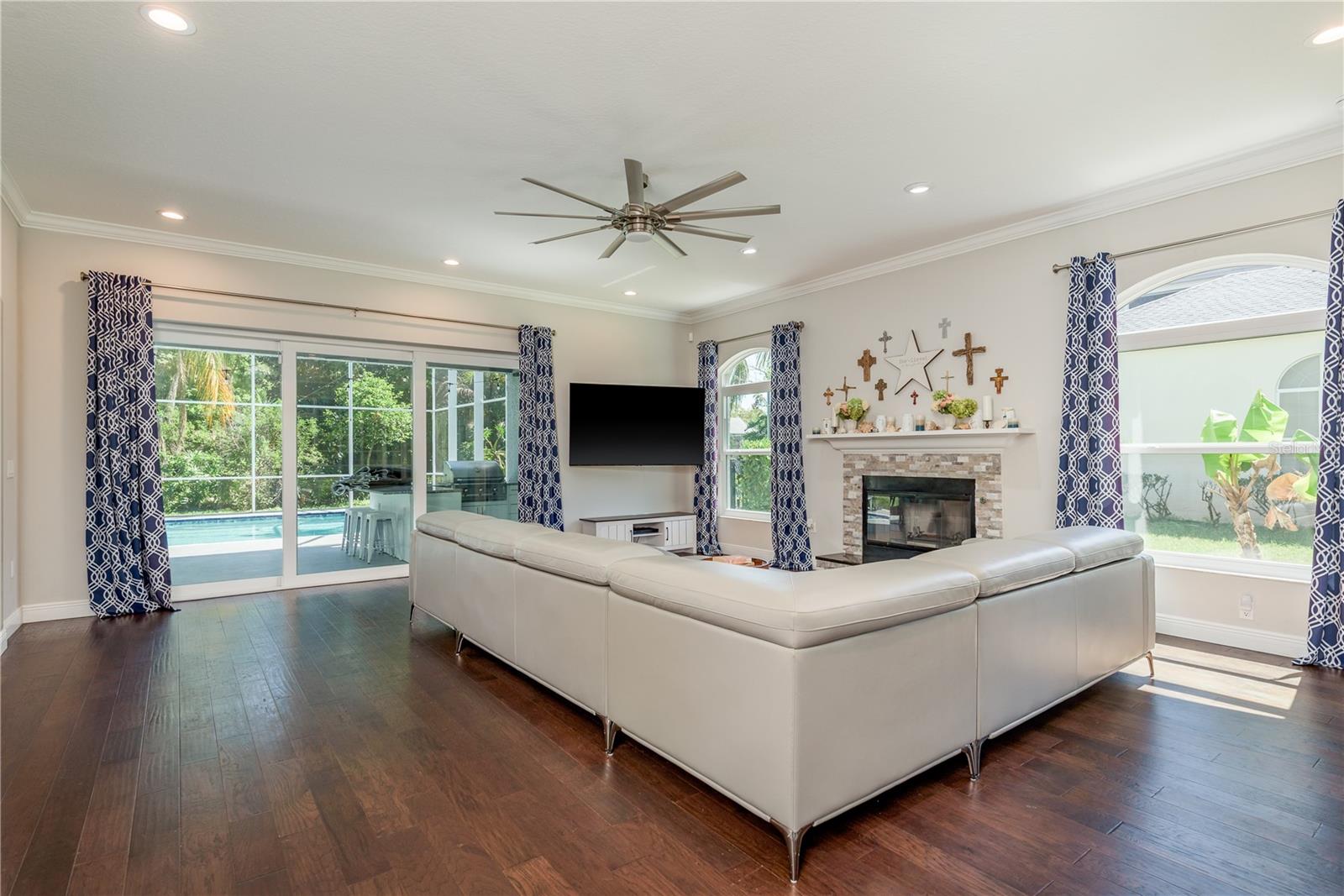 4010 EXECUTIVE DR, PALM HARBOR, FL, 34685