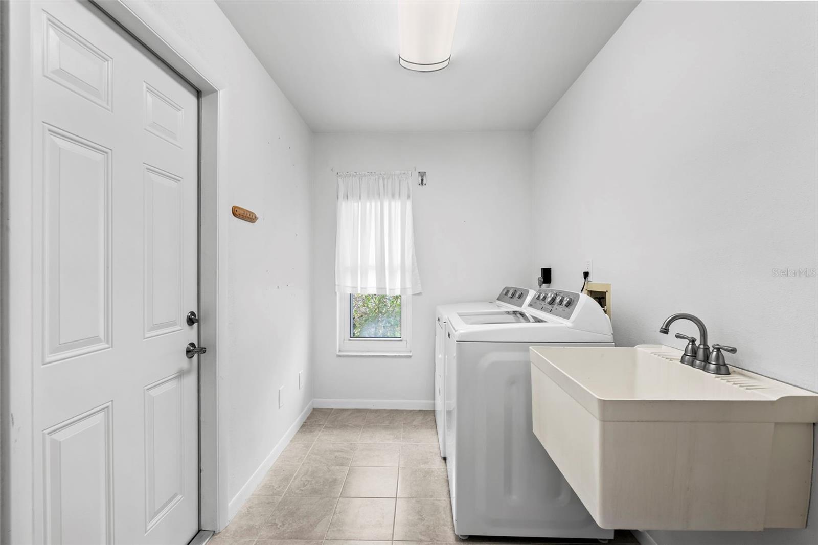 511 RIVIERA BAY DR NE, ST PETERSBURG, FL, 33702