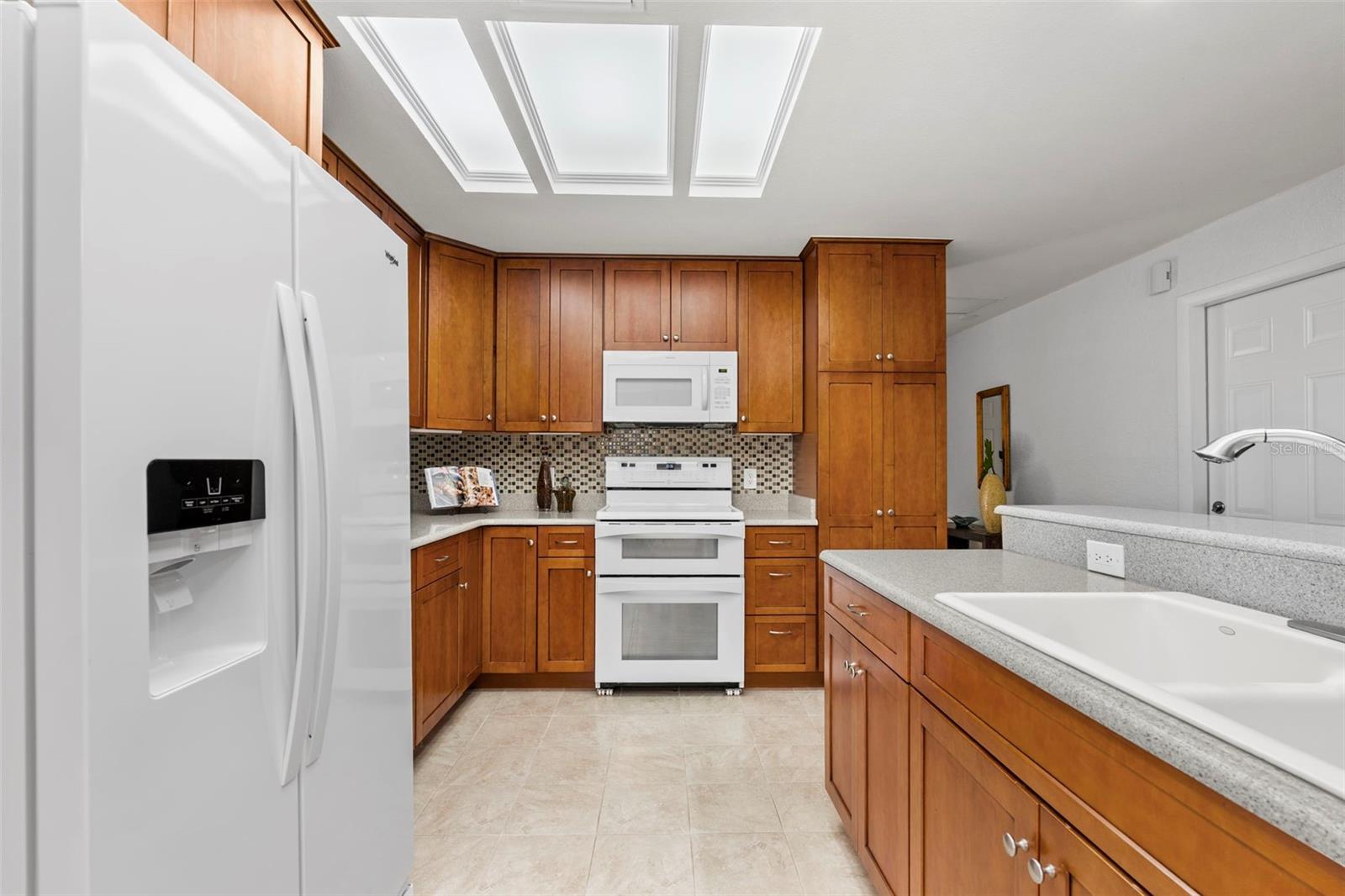511 RIVIERA BAY DR NE, ST PETERSBURG, FL, 33702