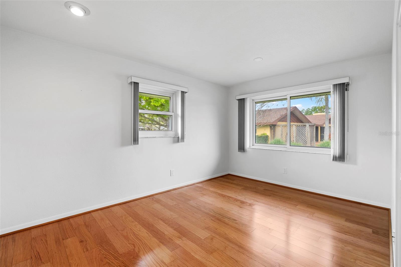 511 RIVIERA BAY DR NE, ST PETERSBURG, FL, 33702