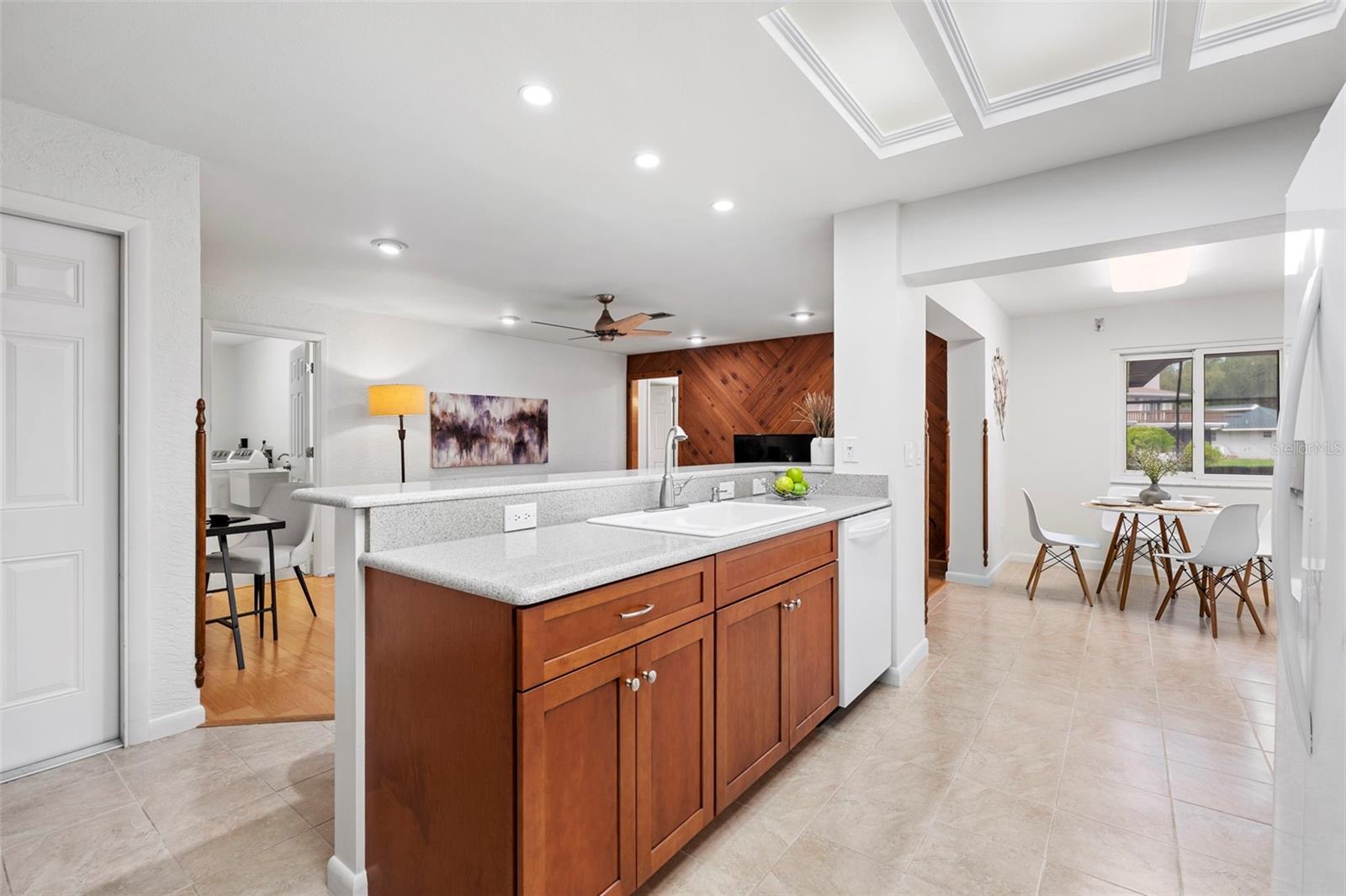 511 RIVIERA BAY DR NE, ST PETERSBURG, FL, 33702