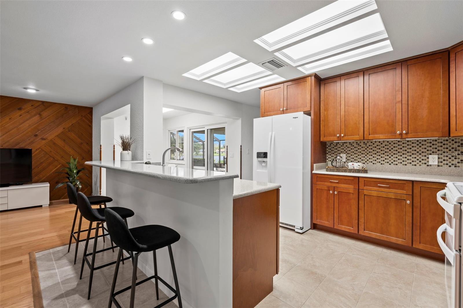 511 RIVIERA BAY DR NE, ST PETERSBURG, FL, 33702
