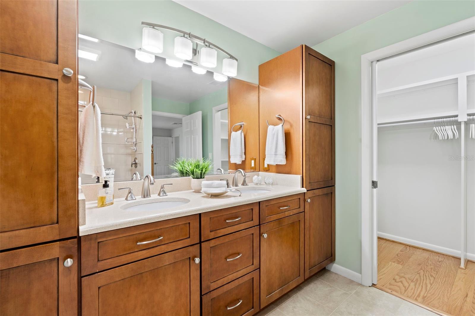 511 RIVIERA BAY DR NE, ST PETERSBURG, FL, 33702