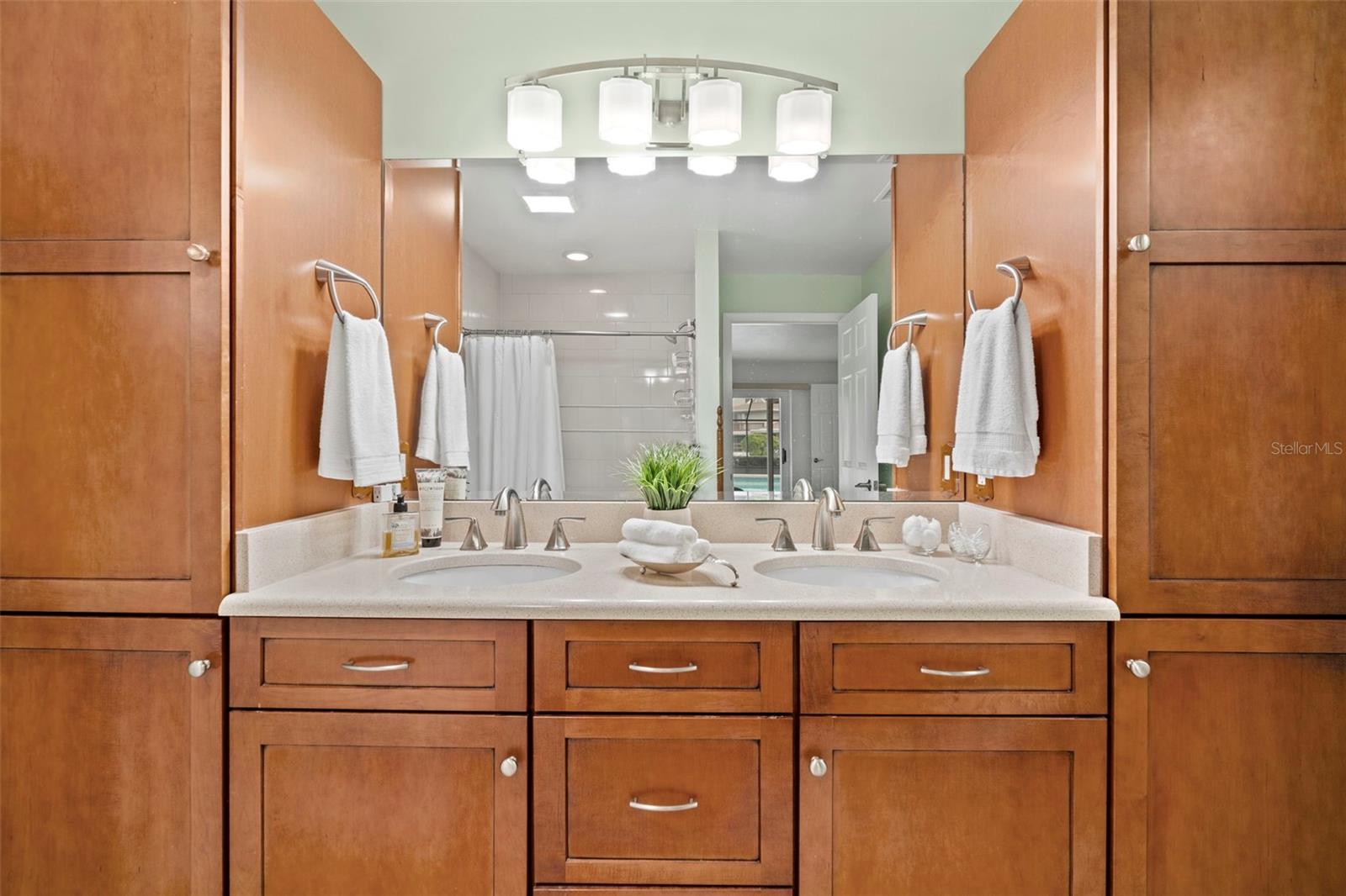 511 RIVIERA BAY DR NE, ST PETERSBURG, FL, 33702