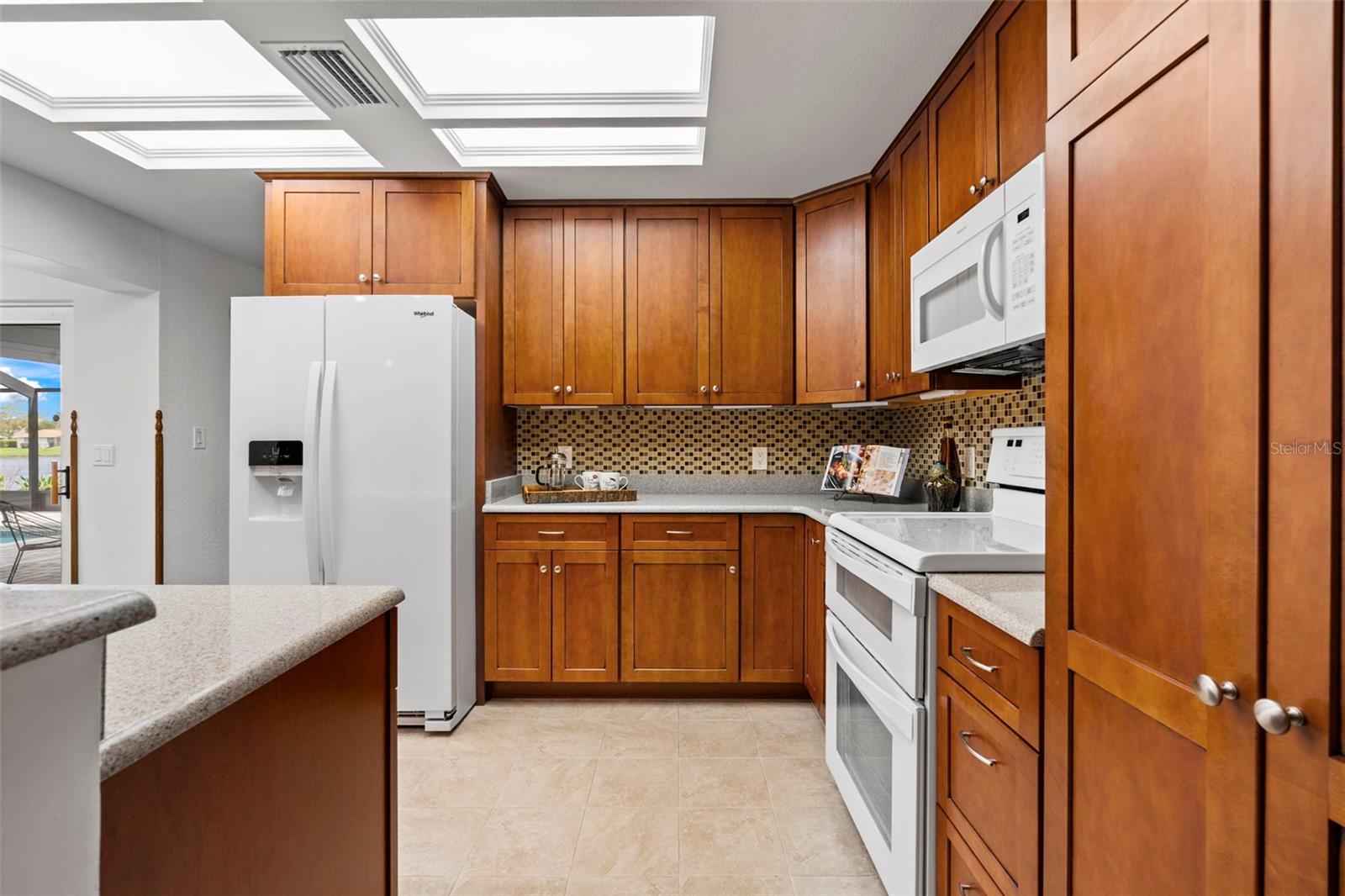 511 RIVIERA BAY DR NE, ST PETERSBURG, FL, 33702
