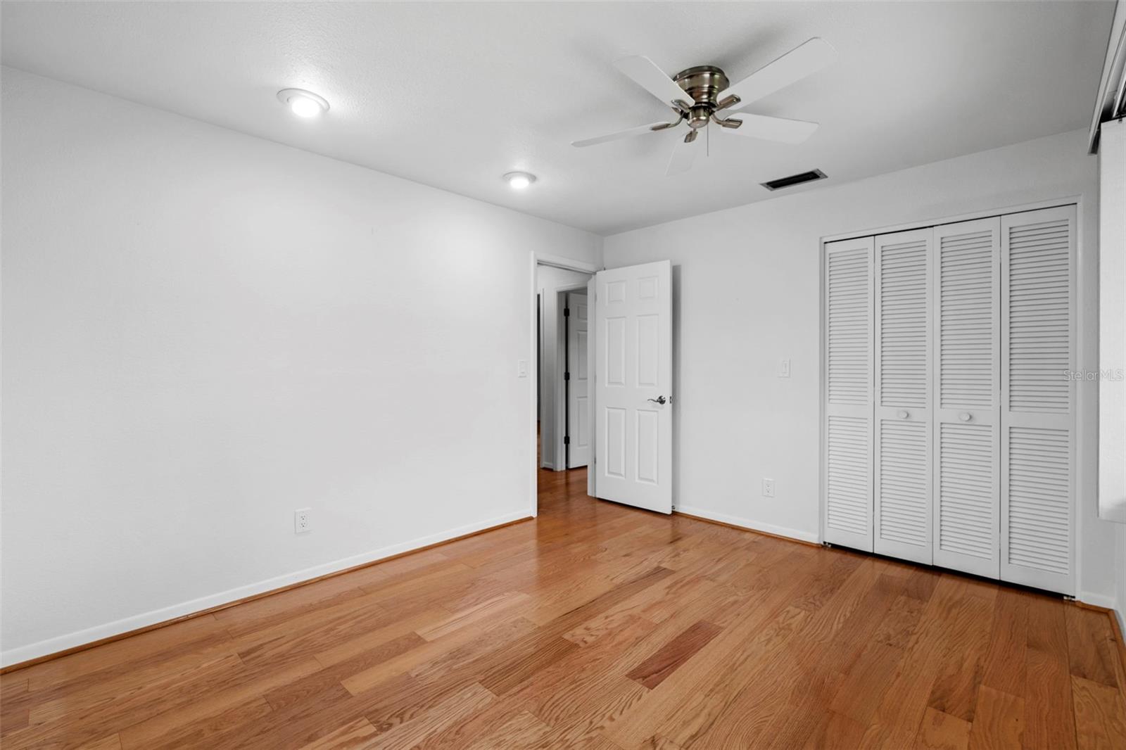 511 RIVIERA BAY DR NE, ST PETERSBURG, FL, 33702