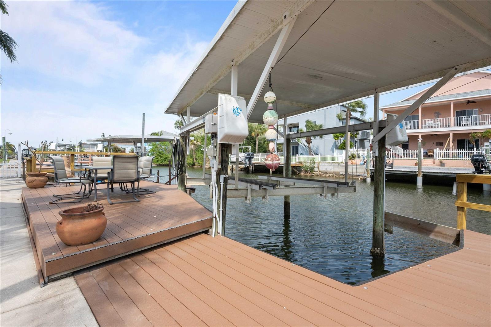 DOCK W//ELECTRIC BOATLIFT