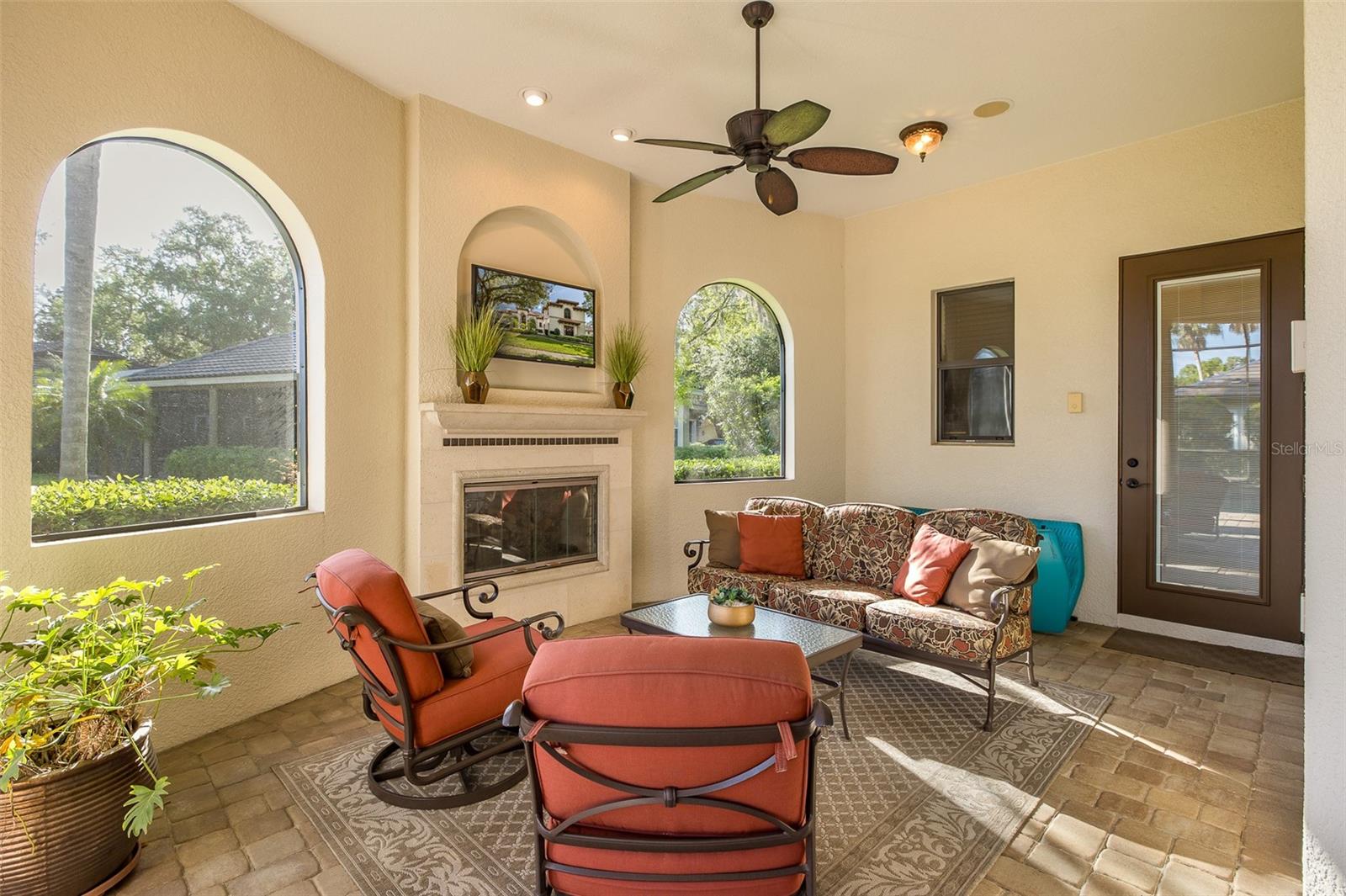 Covered Lanai w/Fireplace