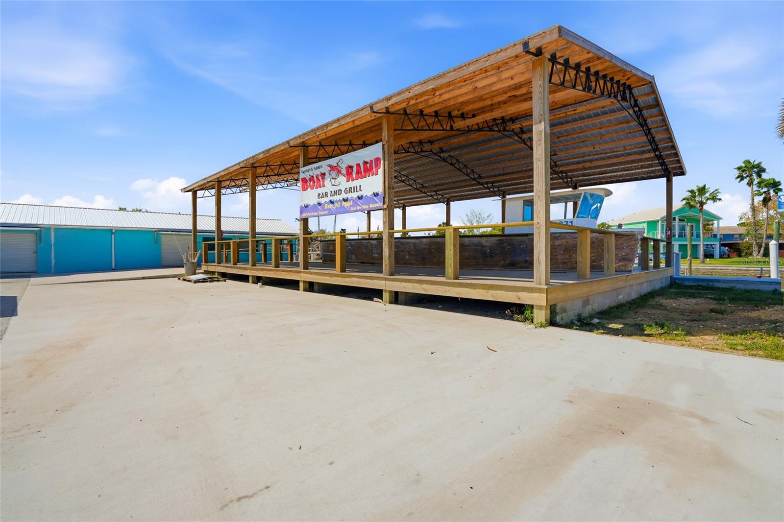 local boat ramp and restaurants within walking distance