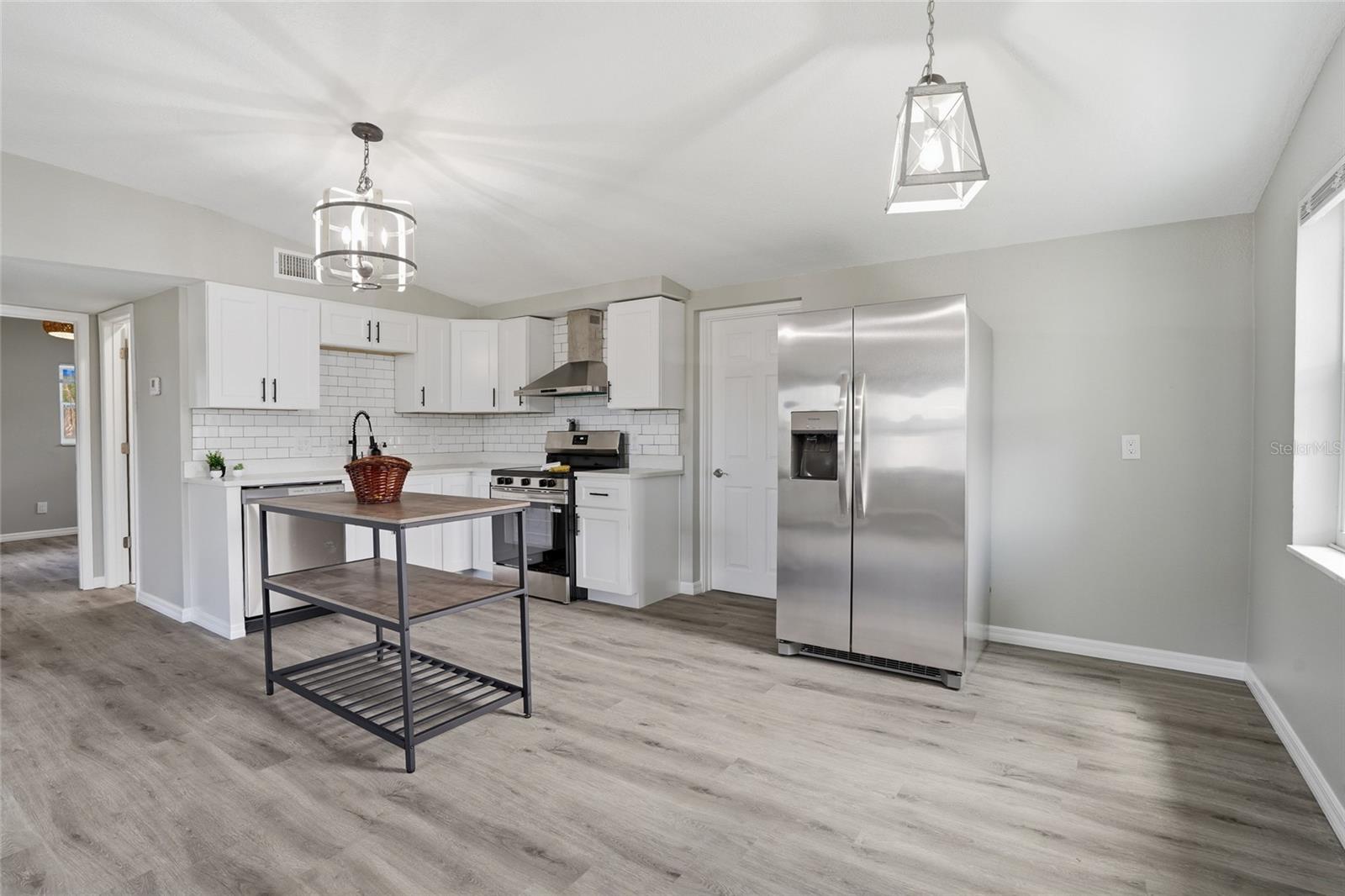 upgrades details with soft close drawers, pulls and custom range hood