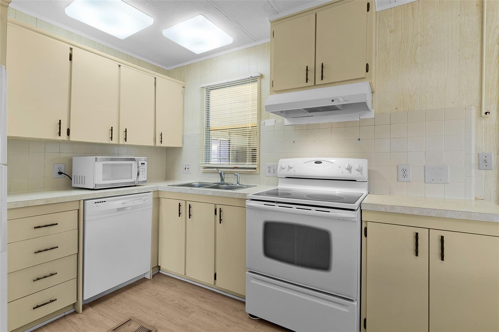 1227 NASSAU CIR, TAVARES, FL, 32778