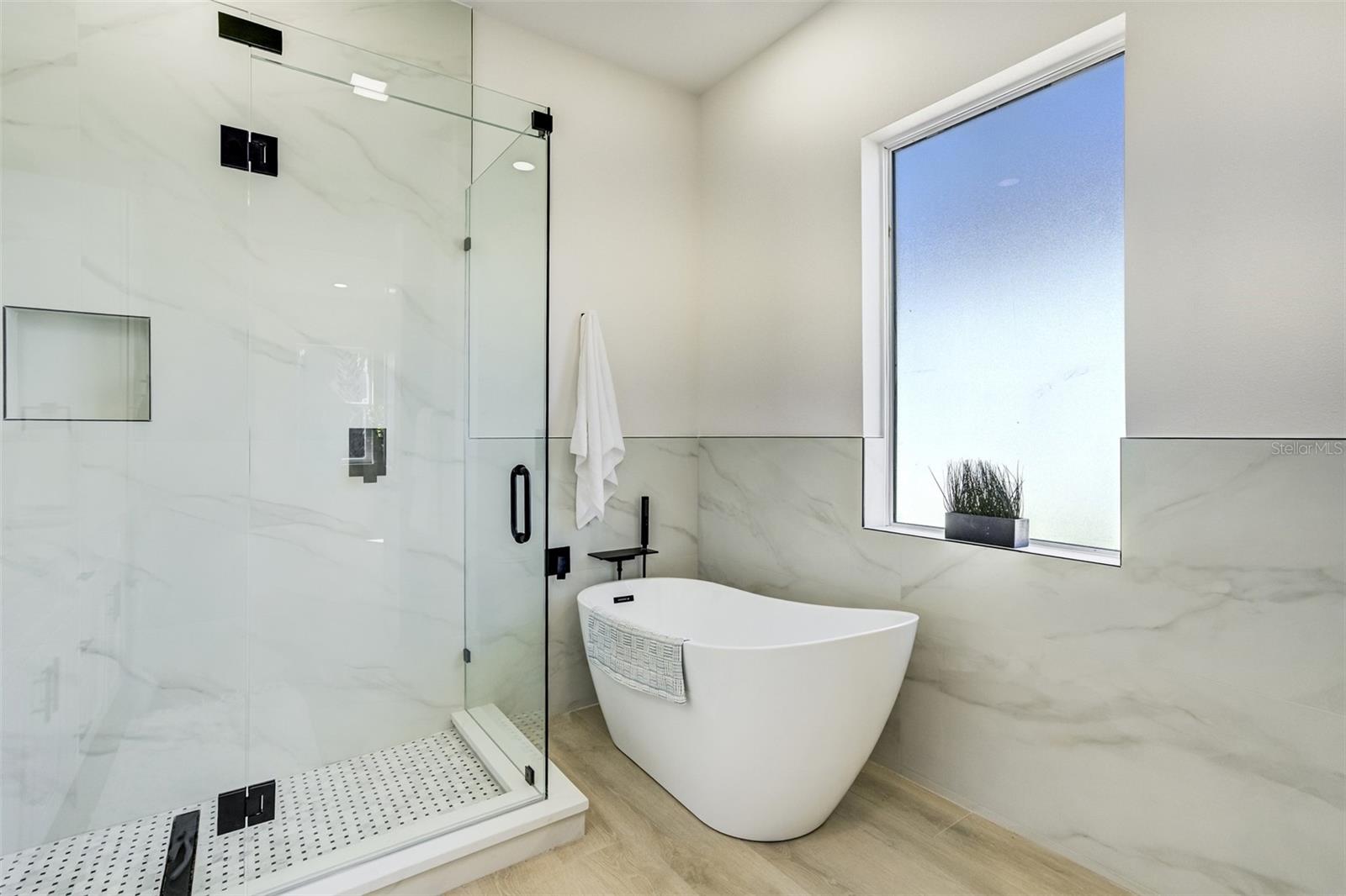 Primary En-suite bath
