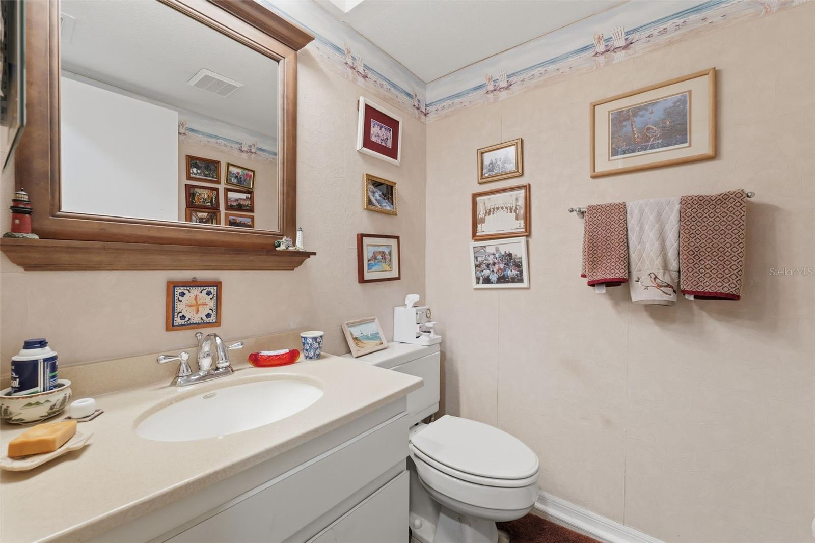 Guest 1/2 bath