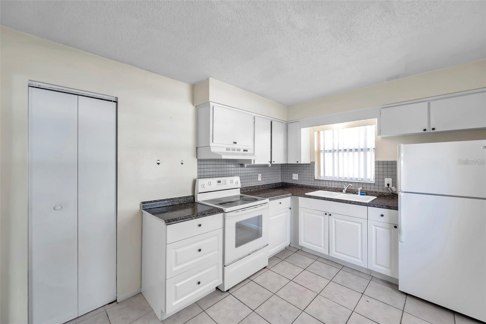914 LAKE PALMS DR, LARGO, FL, 33771