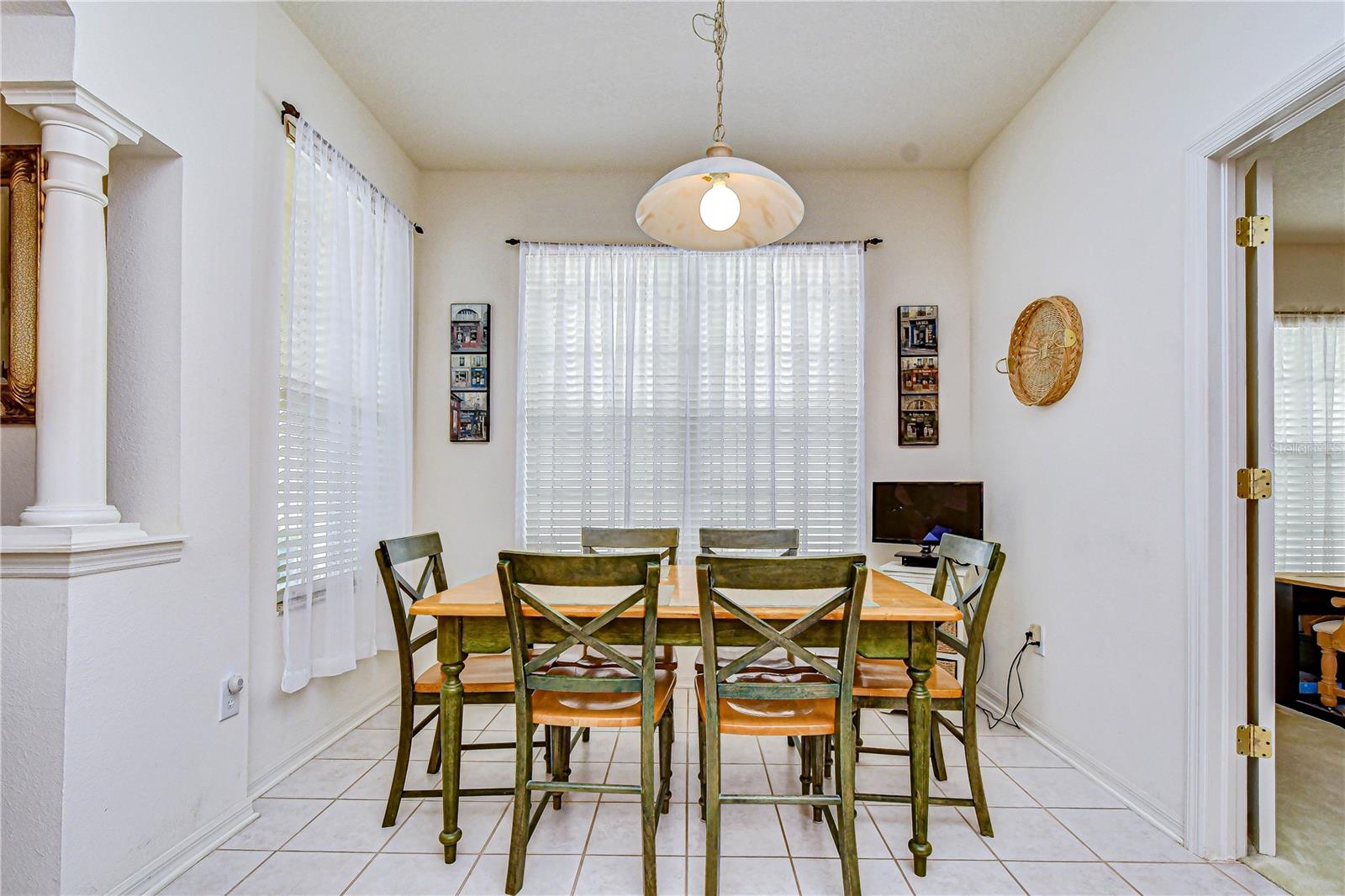 Two windows offer a bright and airy kitchen a good comfort feeling!