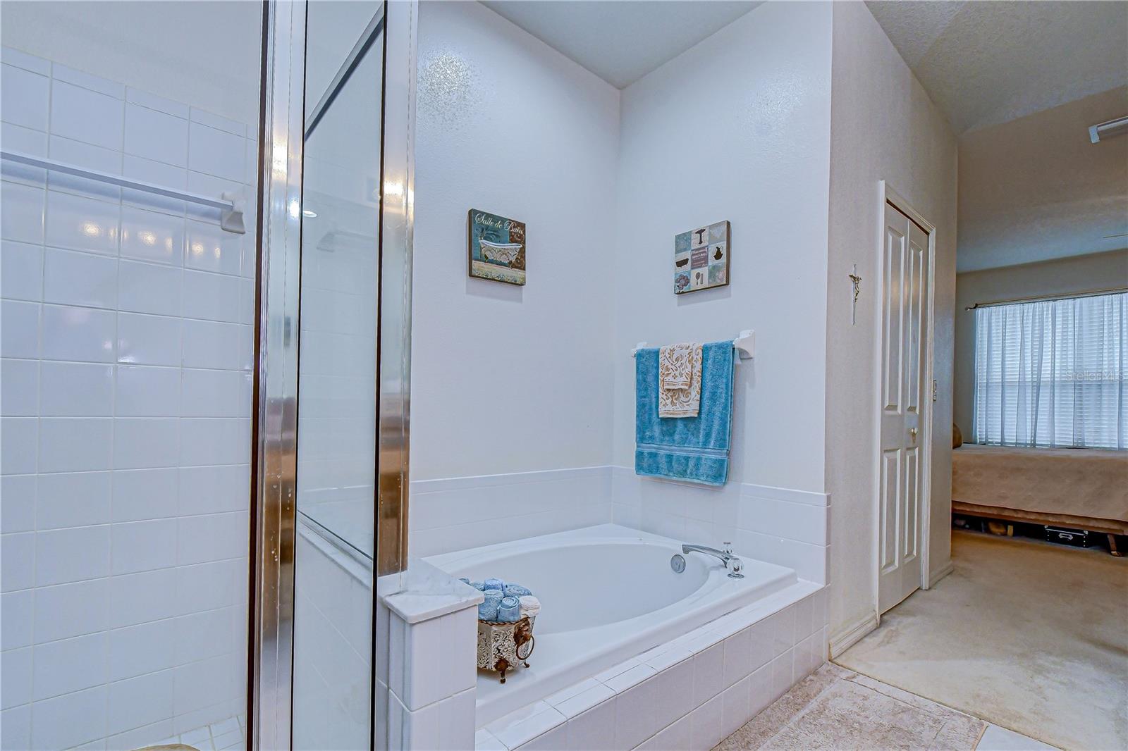 Neutral decor, ready for your own selective touches!