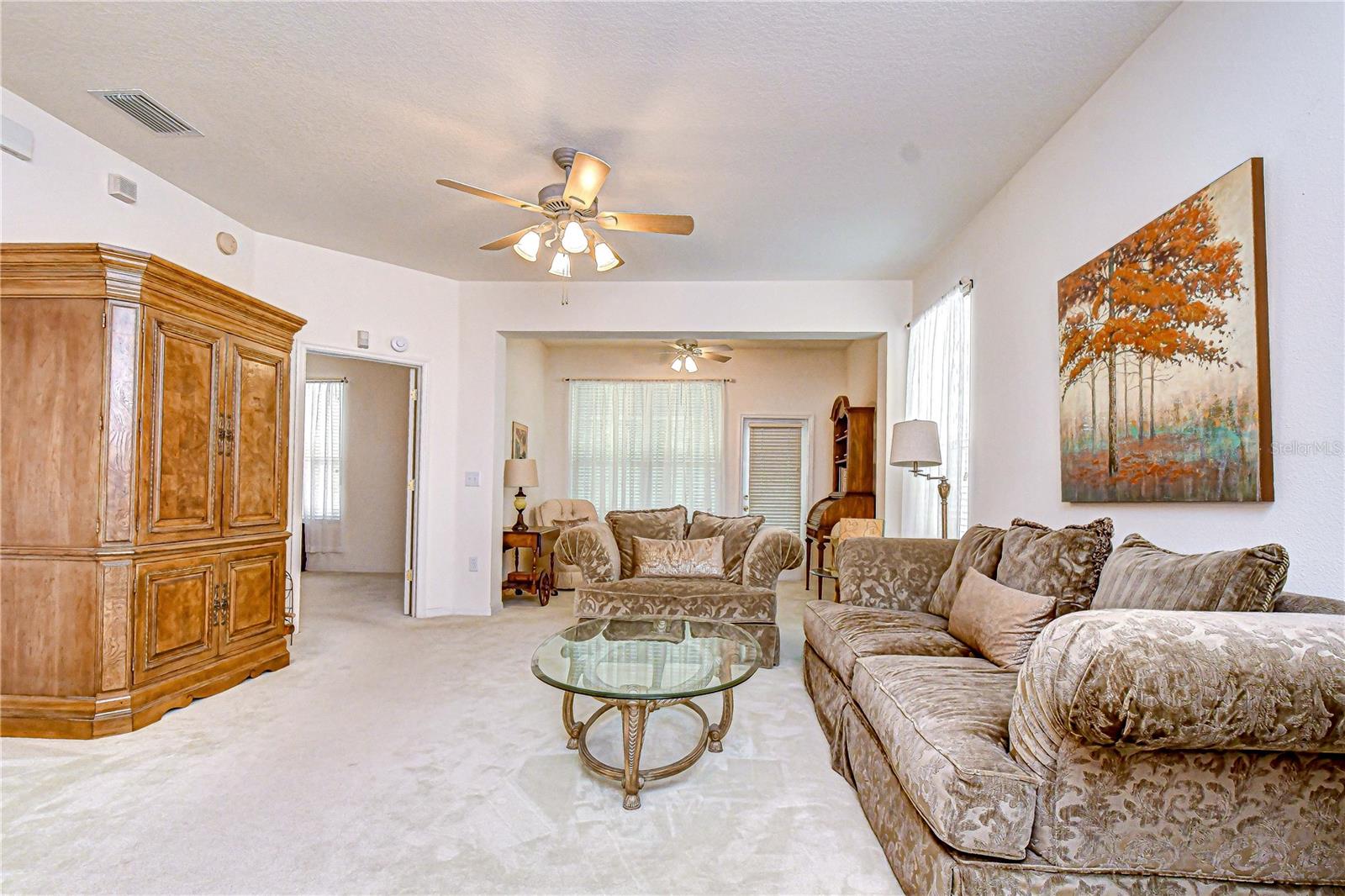 The open and bright living room welcomes all friends and family!