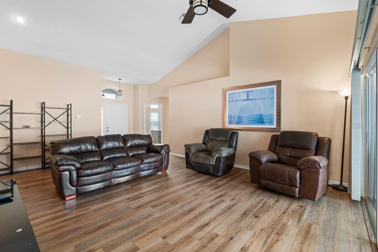 327 CALOOSA WOODS LN, SUN CITY CENTER, FL, 33573