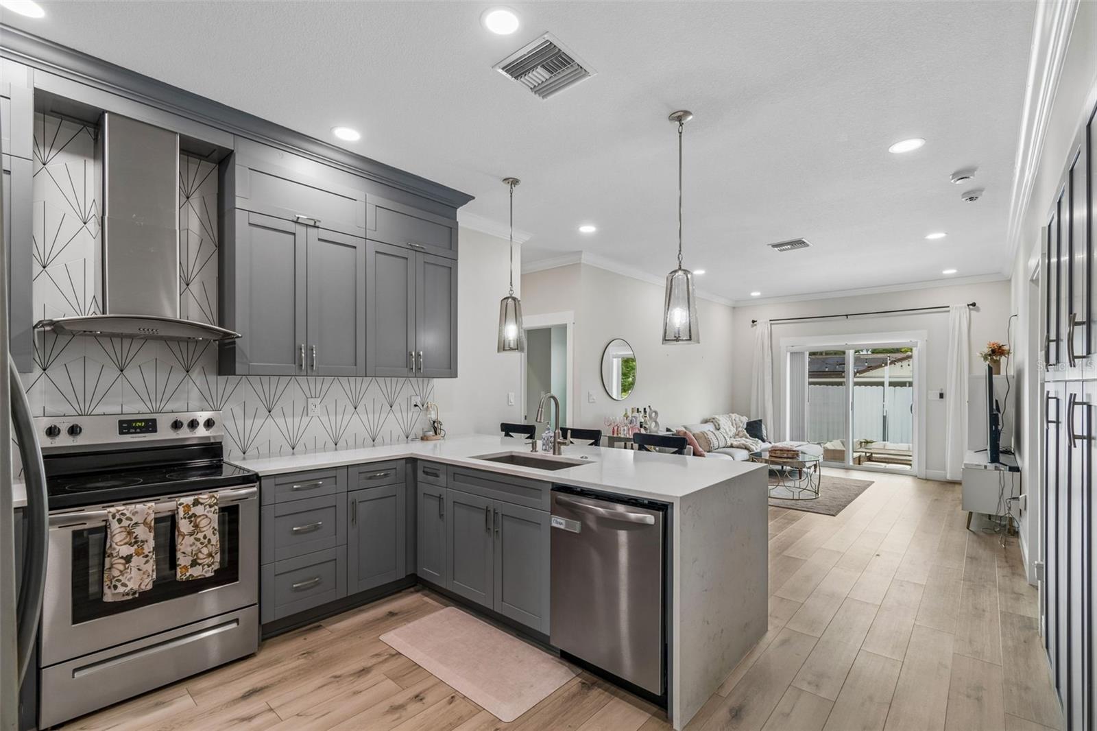 1901 W CLUSTER AVE, TAMPA, FL, 33604