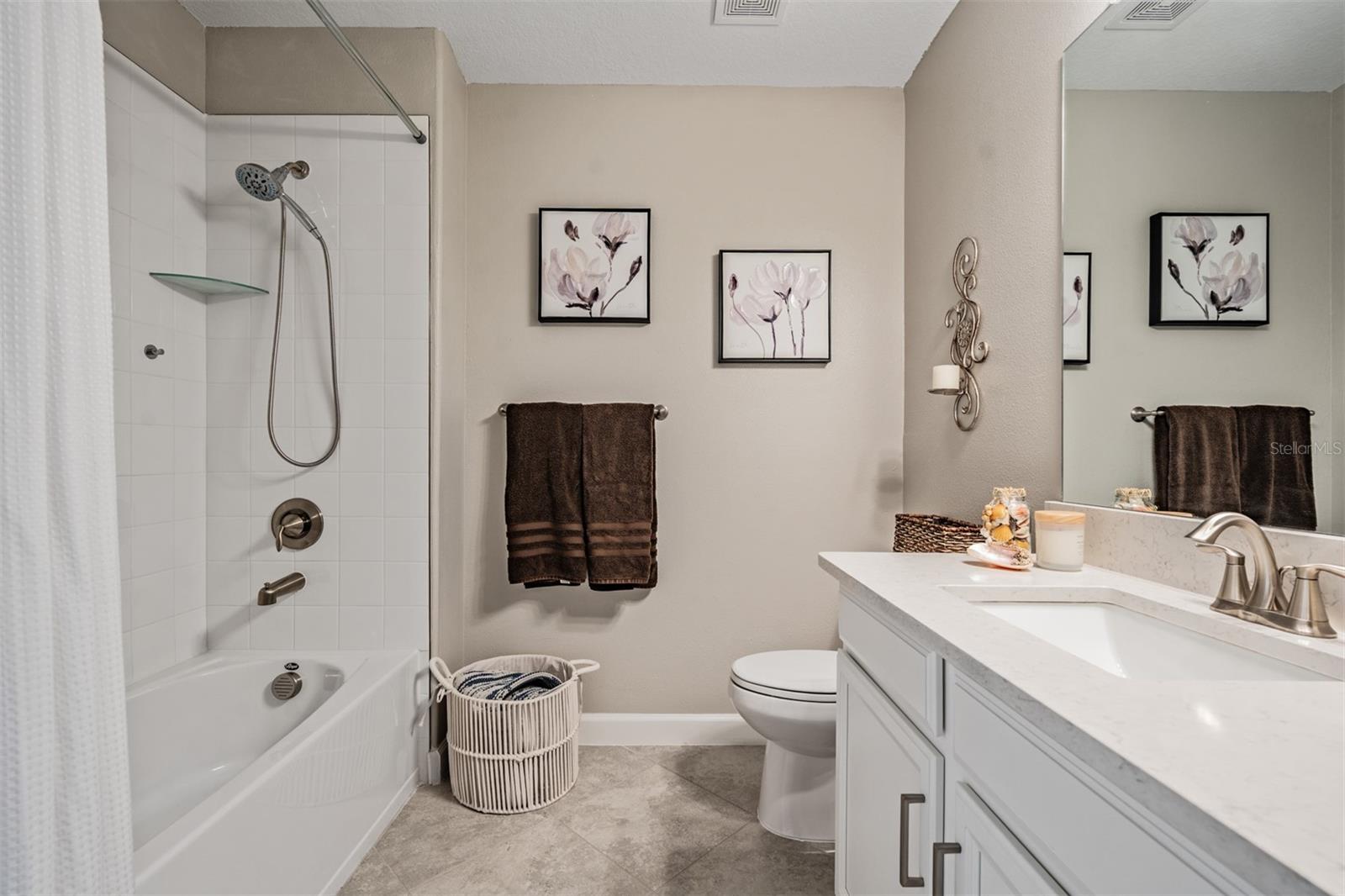 Guest bath with tub/shower combo