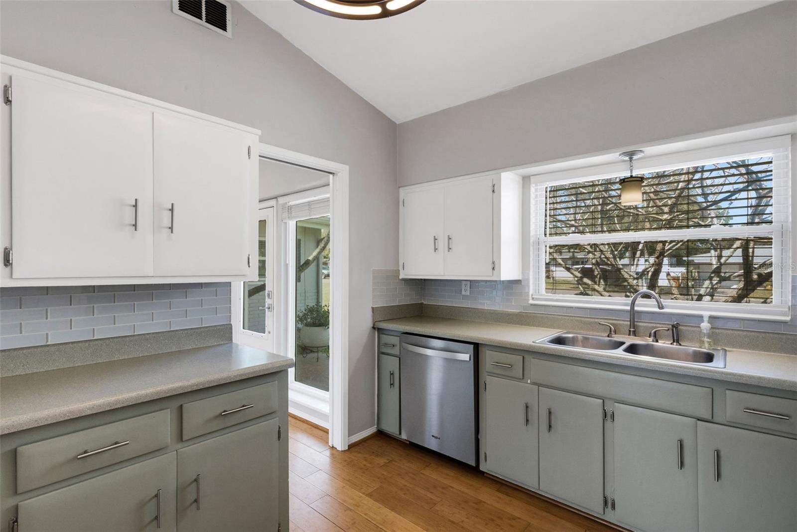 11436 RIDGEWOOD CIR, SEMINOLE, FL, 33772