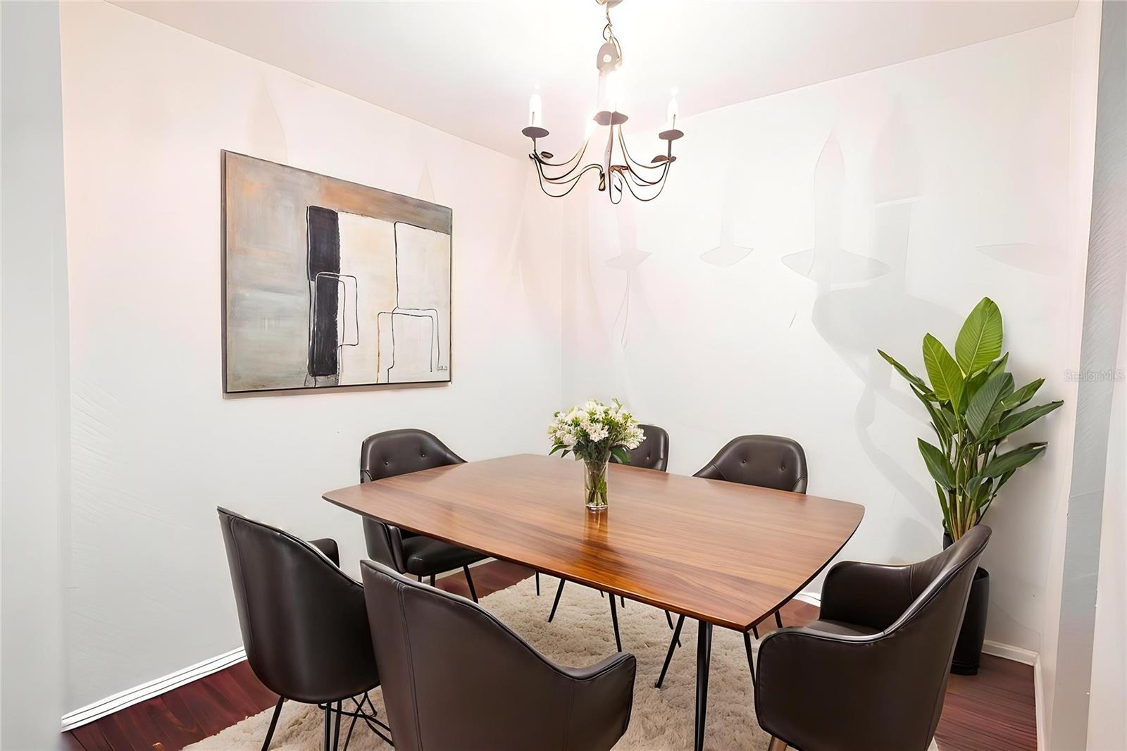 Dining room Virtual staged