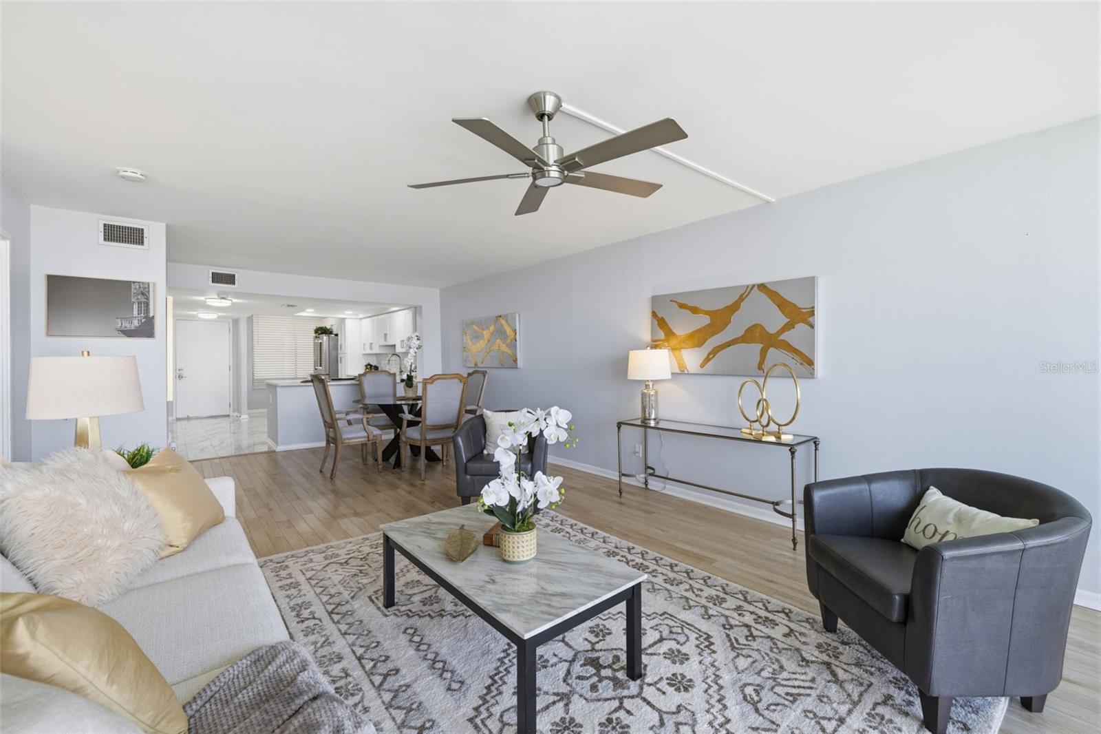 Living room/Dining area